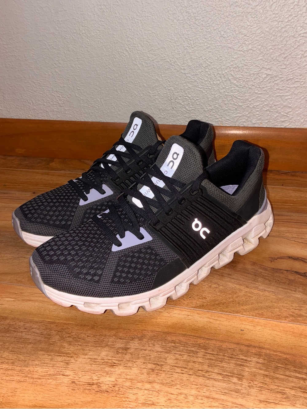 On Cloud Women’s Cloudswift Athletic Running Shoes, black/purple - size 8.5